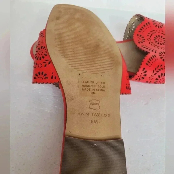 Ann Taylor red perforated slides size 8 - Picture 5 of 6